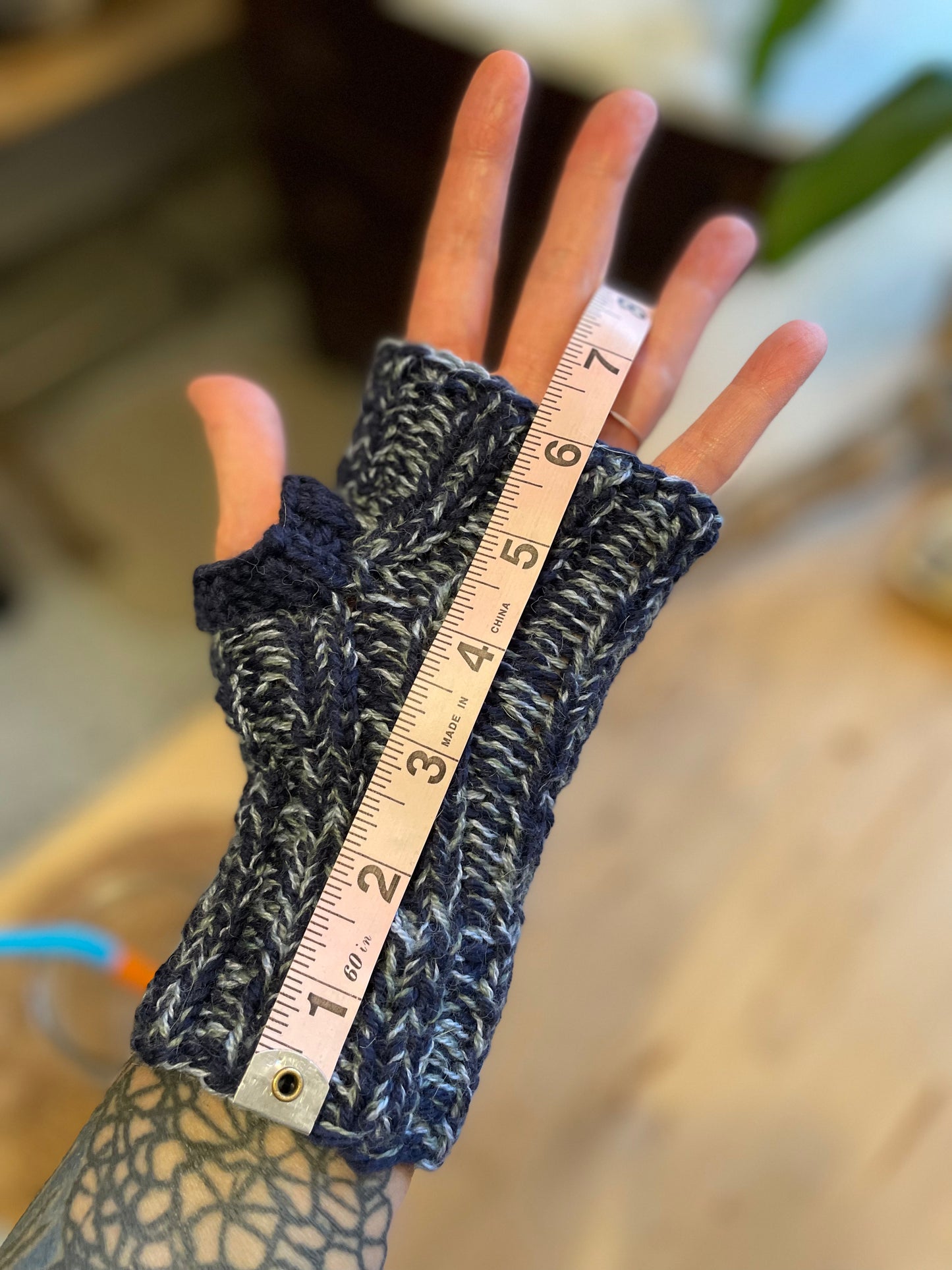 6” Marled deep blue fingerless gloves sz medium warm wool