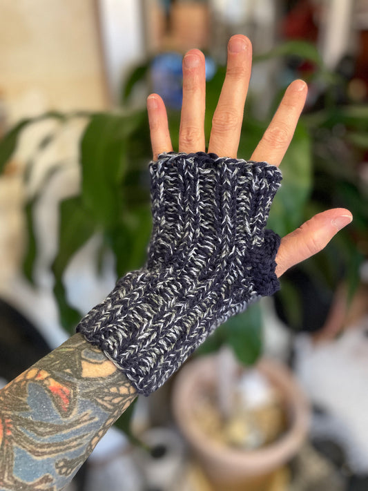 6” Marled deep blue fingerless gloves sz medium warm wool