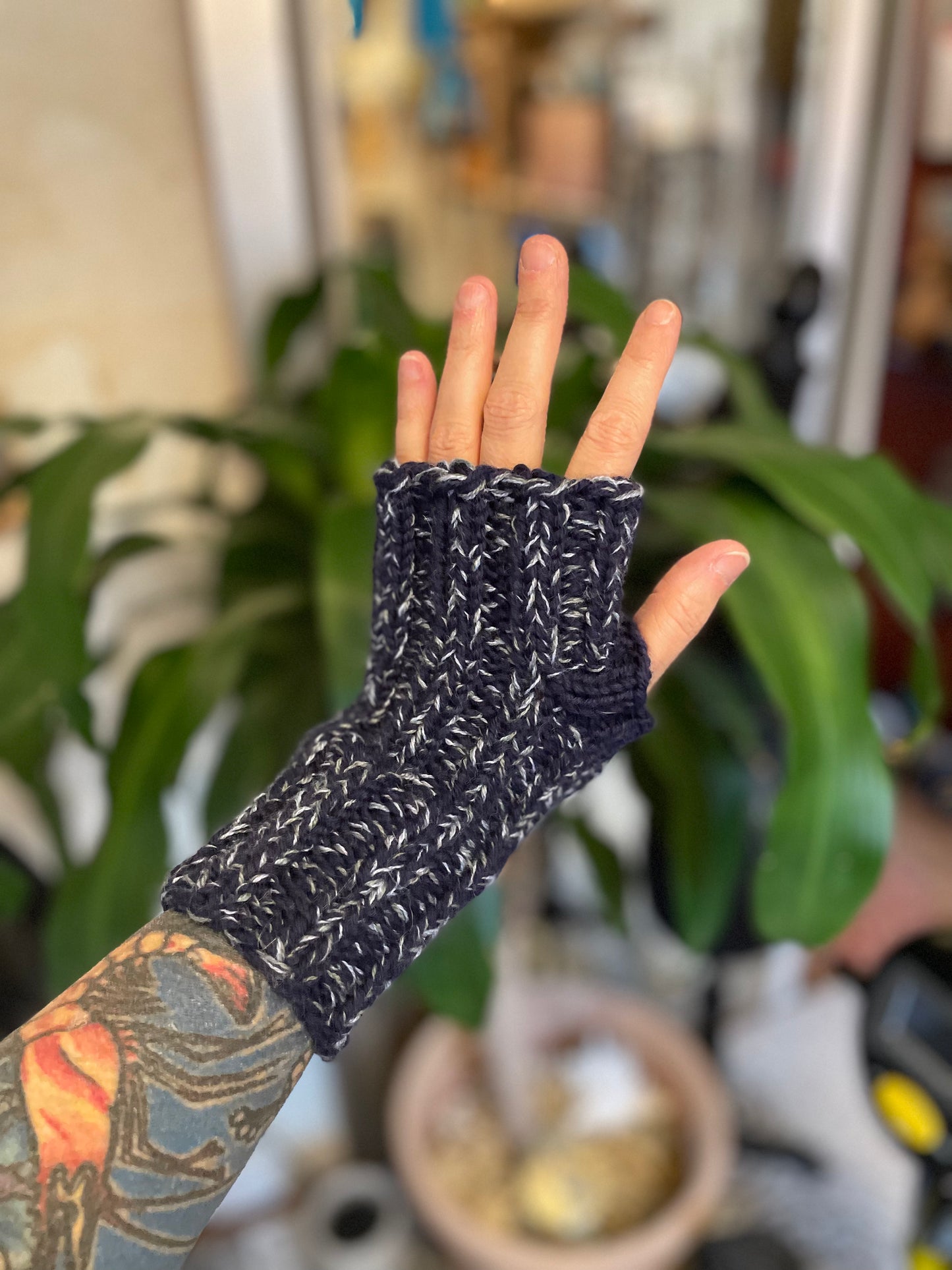 Marled deep blue fingerless gloves sz medium thick warm wool