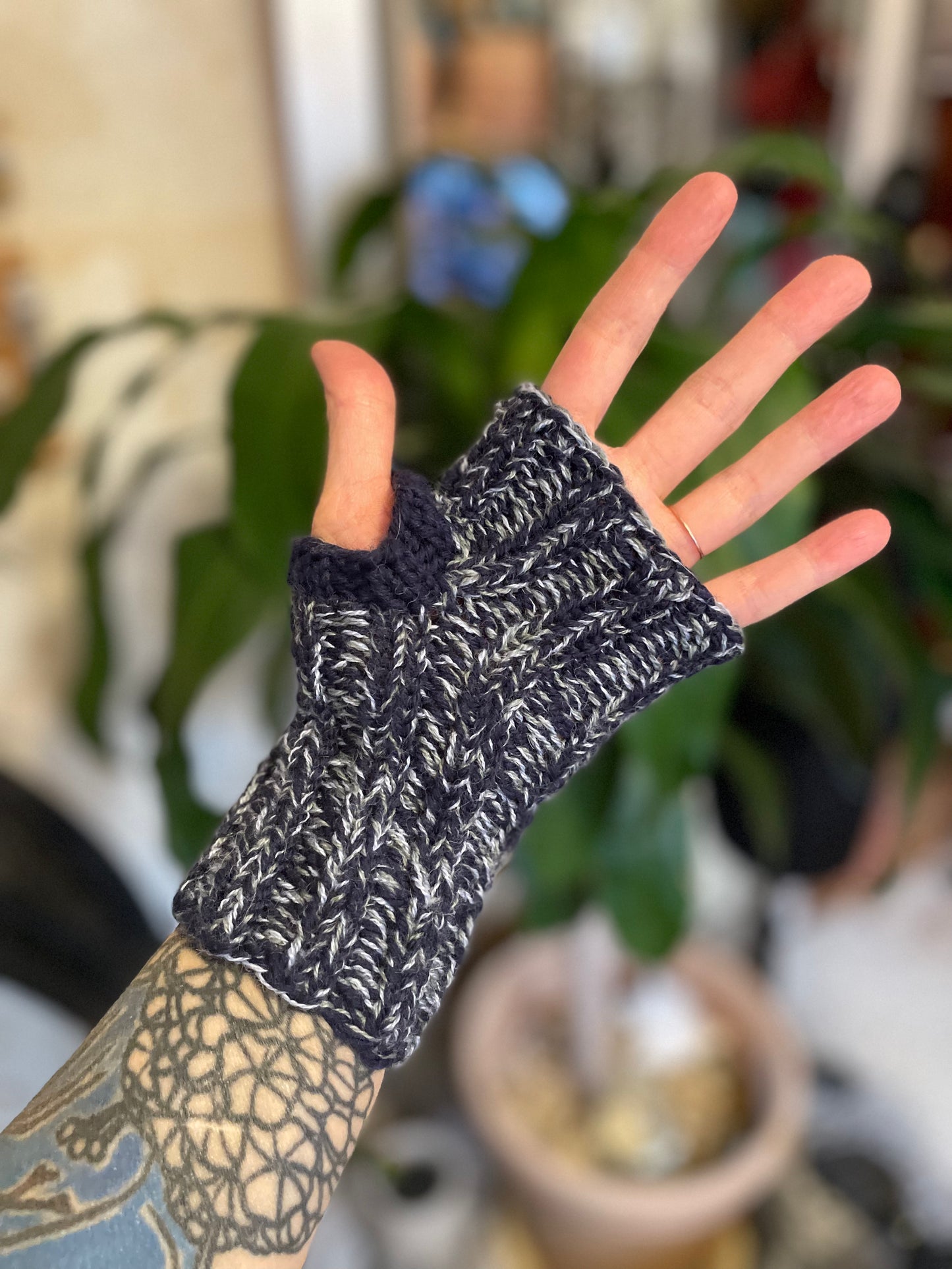 6” Marled deep blue fingerless gloves sz medium warm wool