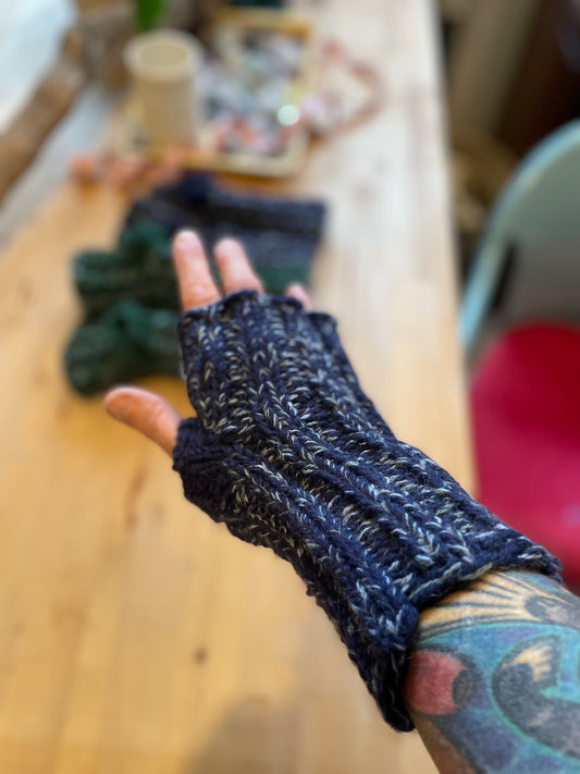 Marled deep blue fingerless gloves sz medium thick warm wool