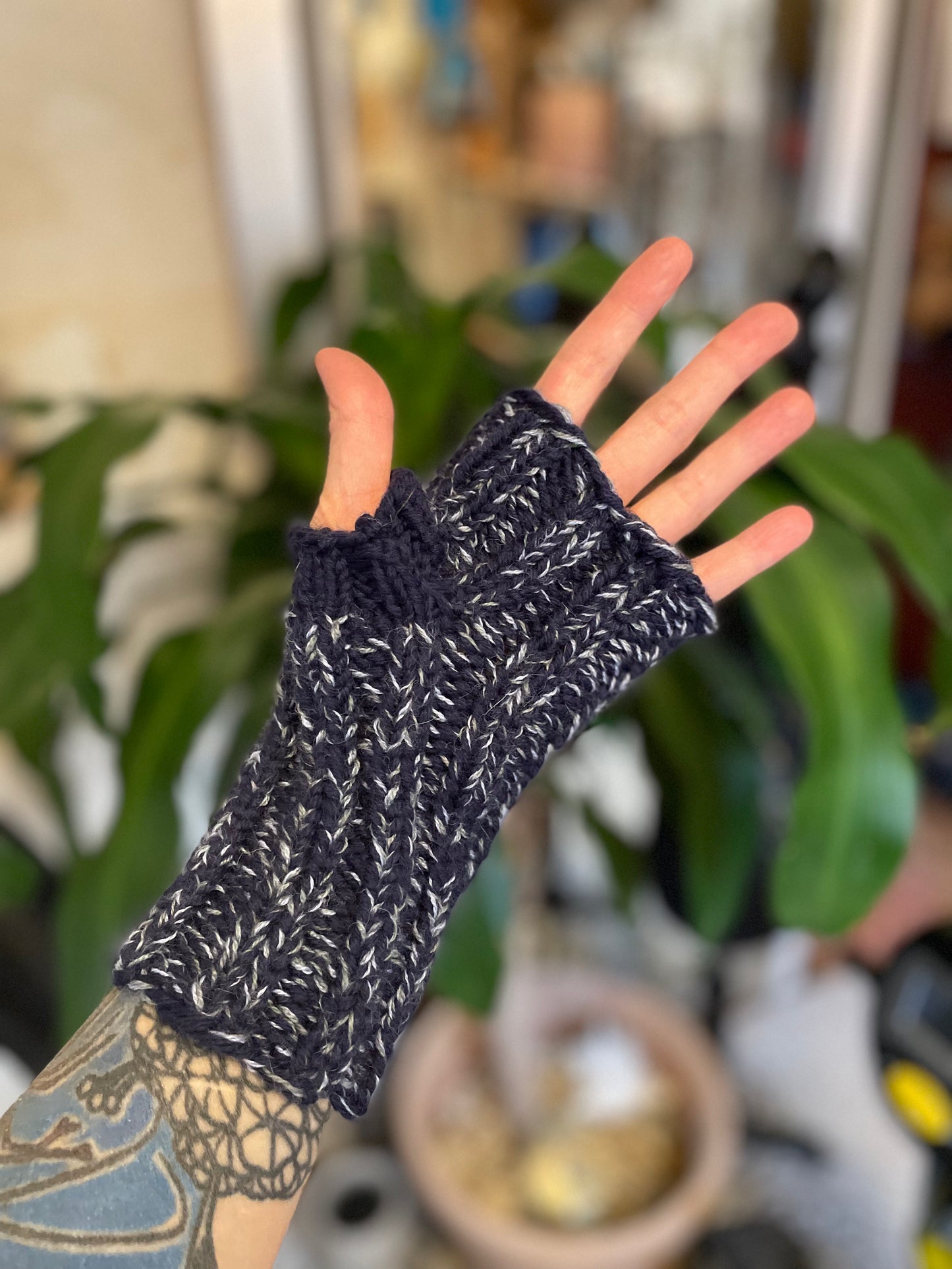 Marled deep blue fingerless gloves sz medium thick warm wool