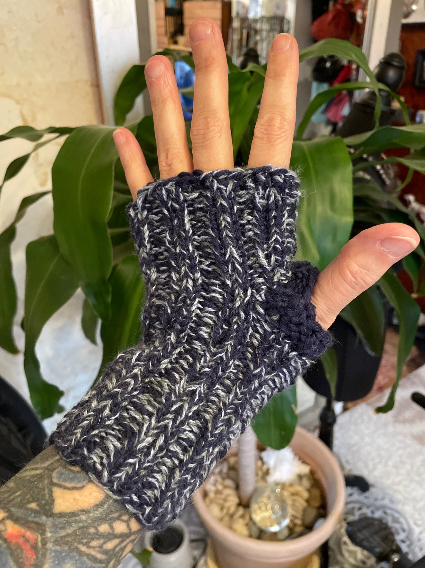 6” Marled deep blue fingerless gloves sz medium warm wool
