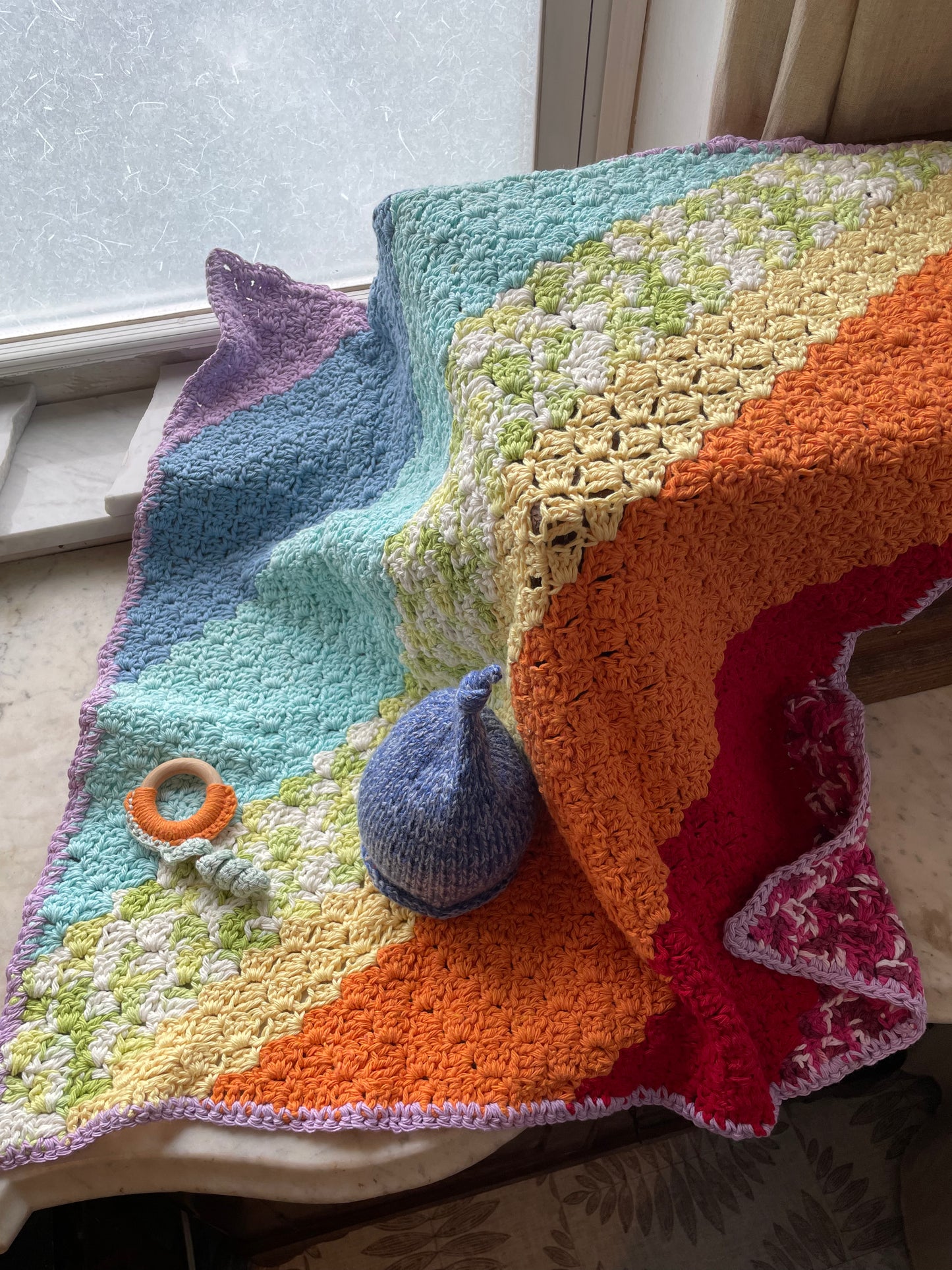 Pastel Rainbow 🌈 Baby Gift Set – Handmade Cotton Blanket, Natural Teether, & Alpaca Wool Hat