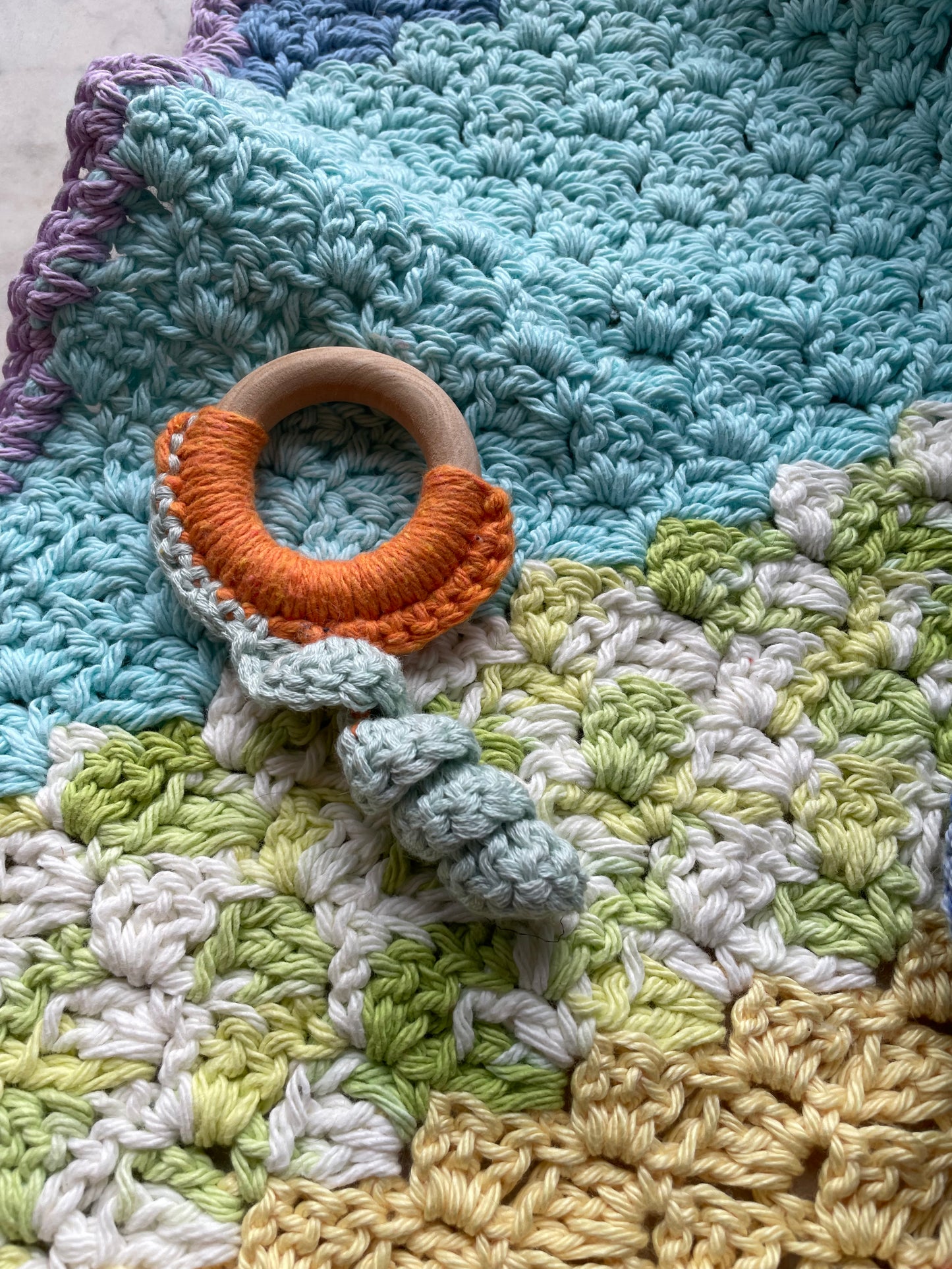 Pastel Rainbow 🌈 Baby Gift Set – Handmade Cotton Blanket, Natural Teether, & Alpaca Wool Hat