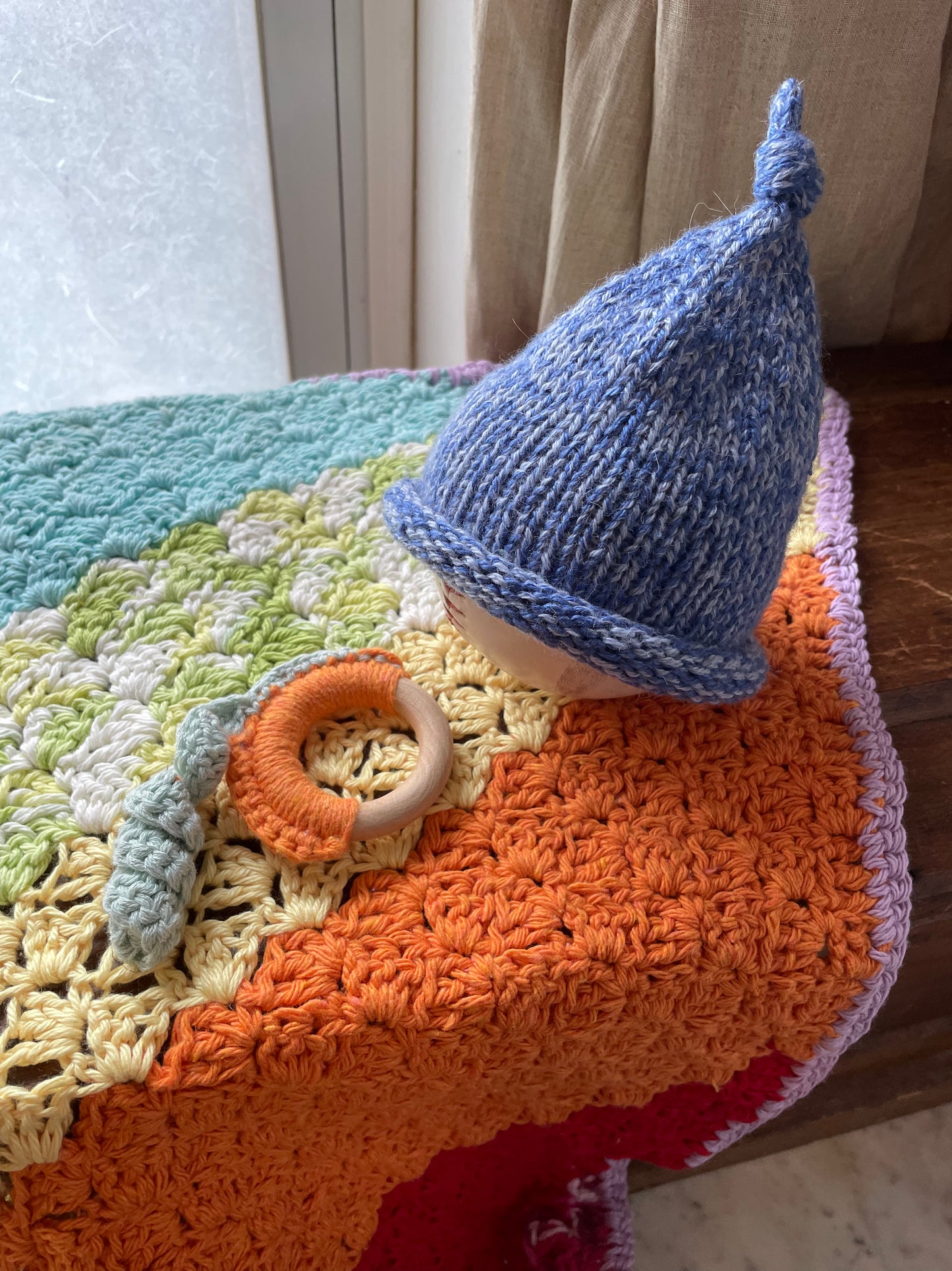 Pastel Rainbow 🌈 Baby Gift Set – Handmade Cotton Blanket, Natural Teether, & Alpaca Wool Hat