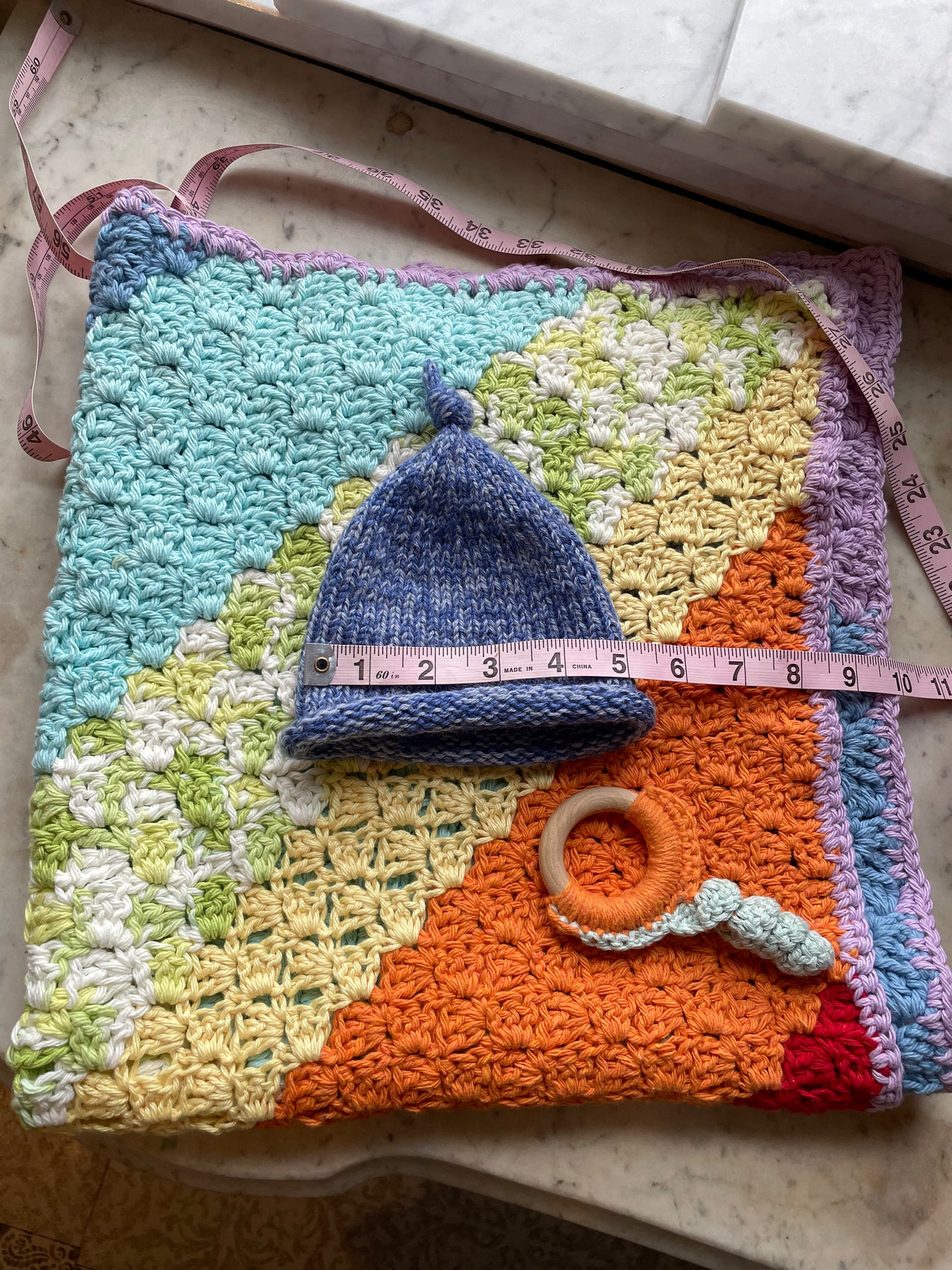 Pastel Rainbow 🌈 Baby Gift Set – Handmade Cotton Blanket, Natural Teether, & Alpaca Wool Hat