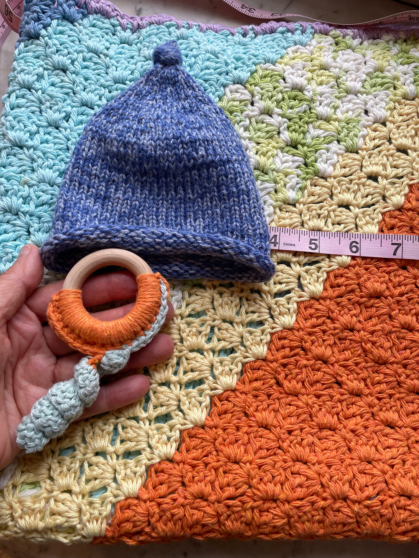 Pastel Rainbow 🌈 Baby Gift Set – Handmade Cotton Blanket, Natural Teether, & Alpaca Wool Hat